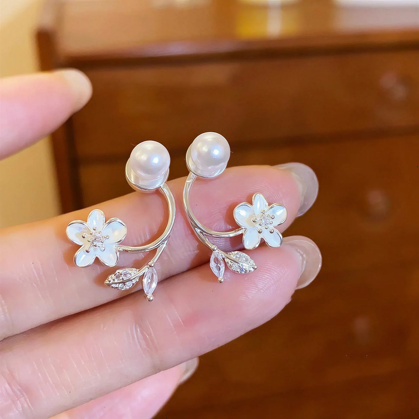 🎀Ethereal Blossom Ohrringe: Ohrringe aus Sterlingsilber mit Blumen und Perlen für Frauen