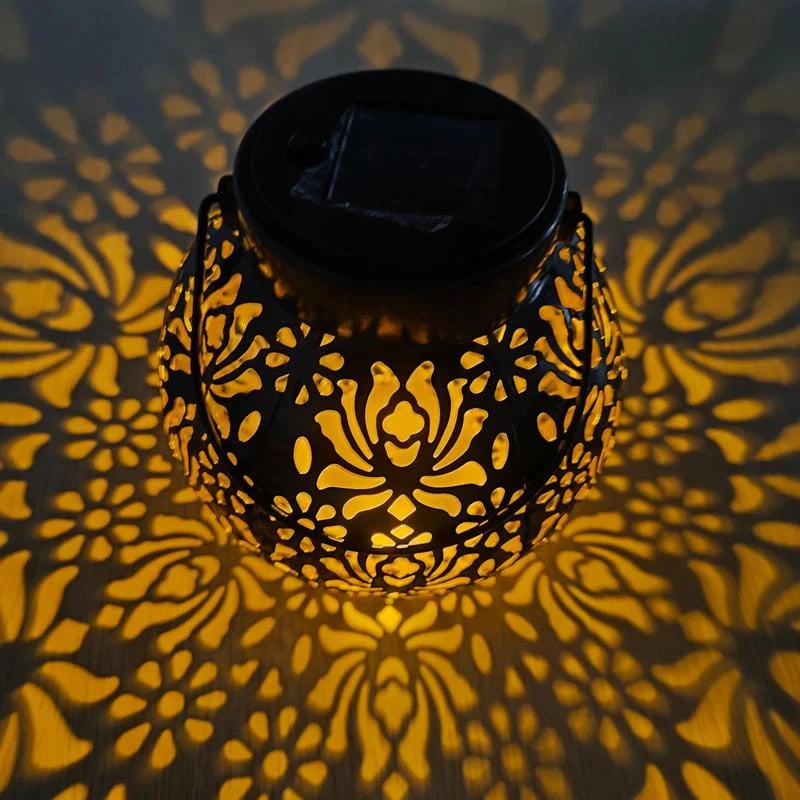 🥳2026 HEISSER VERKAUF🌿 50 % RABATT! Solarbetriebene Pendelleuchten – Aufwendige Blumenausschnitte werfen wunderschöne Schatten. Metall, IP55 wasserdicht. Automatisches Ein- und Ausschalten, kein Stromverbrauch. Magisches Gartenlicht. 🏡✨