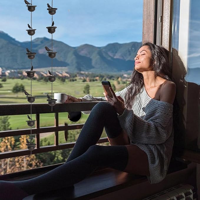 Wo Regen auf Kunst trifft - dekorative Regenkette mit Vogeltränkendesign