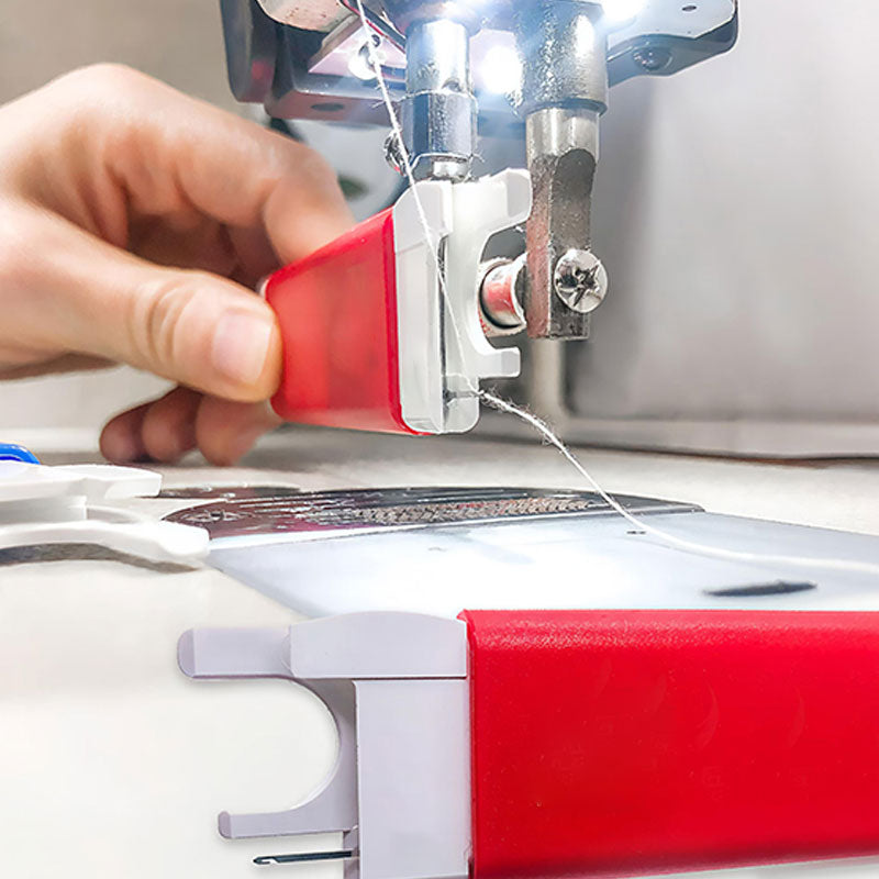 Farbenfrohes Einfädelungswerkzeug für Nähmaschinen