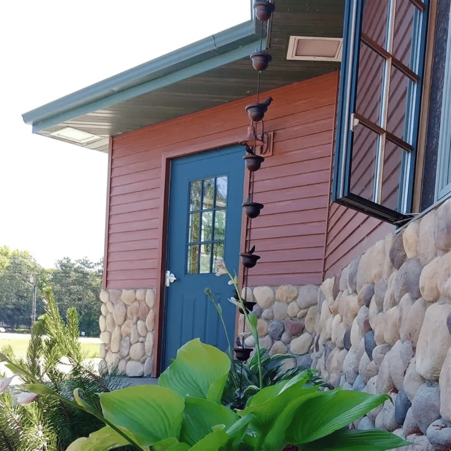 Wo Regen auf Kunst trifft - dekorative Regenkette mit Vogeltränkendesign