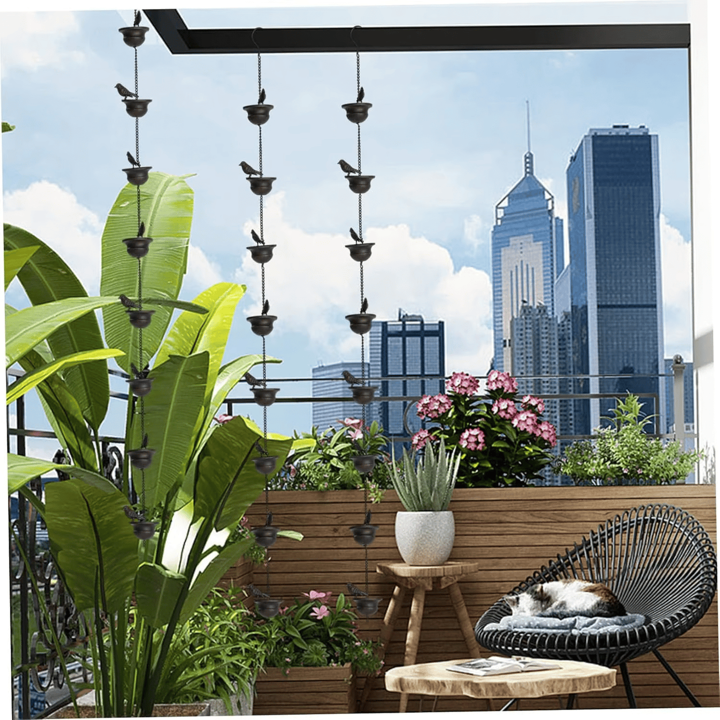 Wo Regen auf Kunst trifft - dekorative Regenkette mit Vogeltränkendesign