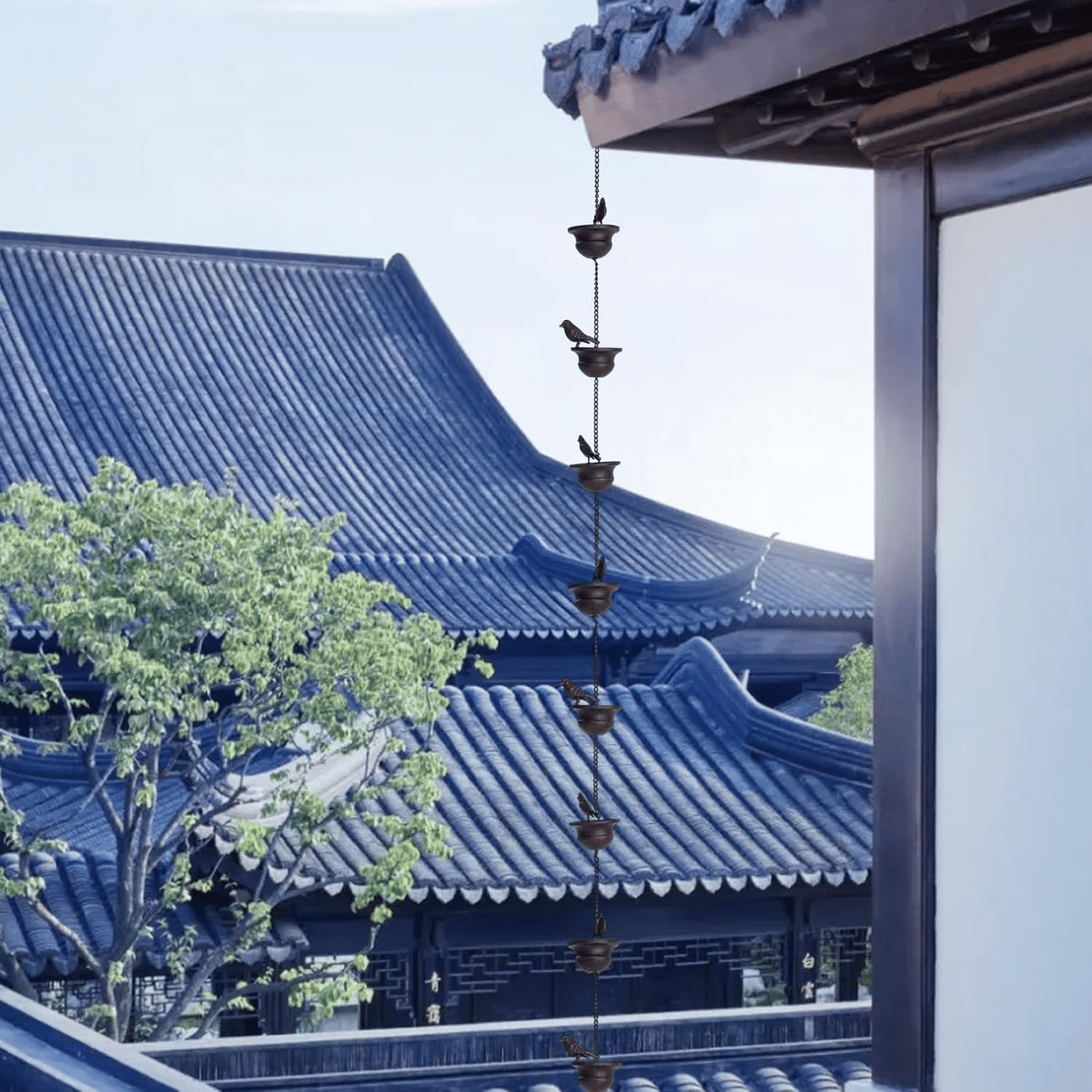 Wo Regen auf Kunst trifft - dekorative Regenkette mit Vogeltränkendesign